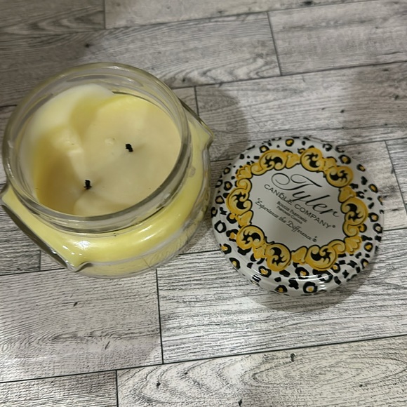 TYLER CANDLE COMPANY 11oz. BOUGIE PARFUMEE Perfumed CANDLE - Picture 2 of 3